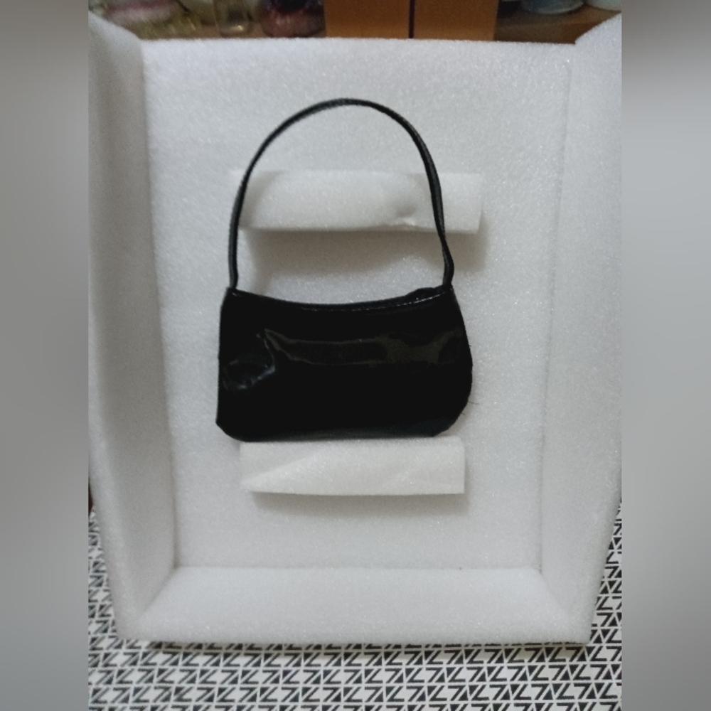 Stylish Black Kids Handbag with Bow Accent - Picture 8 of 13